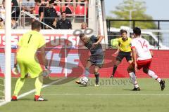 2. Bundesliga - Fußball - SV Jahn Regensburg - FC Ingolstadt 04 - Flanke Thorsten Röcher (29 FCI) links #j1 und rechts Marcel Correia (14 Jahn)