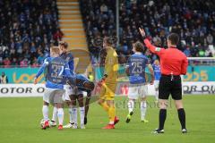 2. Bundesliga - SV Darmstadt 98 - FC Ingolstadt 04 - Thorsten Röcher (29 FCI) bekommt rote Karte und Schiedsrichter Alexander Sather zeigt ihm den Weg