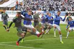 2. Bundesliga - SV Darmstadt 98 - FC Ingolstadt 04 - Phil Neumann (26, FCI) kommt nicht richtig hin vor dem Tor, Platte, Felix (Darmstadt 7) stört die Aktion