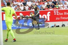 2. Bundesliga - Fußball - SV Jahn Regensburg - FC Ingolstadt 04 - Osayamen Osawe (14, FCI) Torwart Philipp Pentke (1 Jahn)