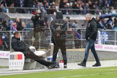 2. Bundesliga - SV Darmstadt 98 - FC Ingolstadt 04 - Niedergeschlagen Torwarttrainer Carsten Nulle (FCI) links, Co-Trainer Thomas Stickroth (FCI) und rechts Cheftrainer Jens Keller (FCI)