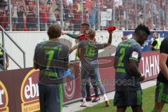 2. Bundesliga - Fußball - SV Jahn Regensburg - FC Ingolstadt 04 - Spiel ist aus, 1:2 für Regensburg, FCI bedankt sich bei den Fans, werfen Trikot mit Träsch zu den Fans, Sonny Kittel (10, FCI)