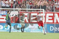 2. Bundesliga - Fußball - SV Jahn Regensburg - FC Ingolstadt 04 - Marco Grüttner (15 Jahn) im Alleingang zum Tor von Torwart Marco Knaller (16, FCI), links Lucas Galvao (3 FCI) läuft mit