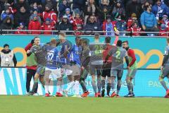 2. Bundesliga - SV Darmstadt 98 - FC Ingolstadt 04 - Schiedsrichter Alexander Sather gibt Elfmeter für Darmstadt, FC Spieler beschweren sich und Robin Krauße (23, FCI) bekommt gelb