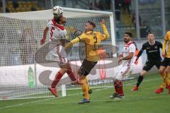 2. Bundesliga - SG Dynamo Dresden - FC Ingolstadt 04 - Benedikt Gimber (5, FCI) Linus Wahlqvist (2 Dresden) Almog Cohen (8, FCI) hinten Torwart Markus Schubert (1 Dresden)