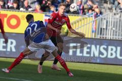 2. BL - Saison 2018/2019 - Holstein Kiel - FC Ingolstadt 04 - Thorsten Röcher (#29 FCI) - Atakan Karazor (#22 Kiel) - Foto: Meyer Jürgen