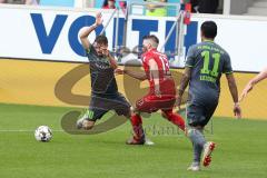 2. Bundesliga - Fußball - 1. FC Heidenheim - FC Ingolstadt 04 - Zweikampf Thomas Pledl (30, FCI) Robert Leipertz (HDH 13) rechts Darío Lezcano (11, FCI)