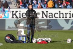 2. BL - Saison 2018/2019 - Holstein Kiel - FC Ingolstadt 04 - Alexander Nouri (Cheftrainer FCI) schaut beim warm machen zu - Foto: Meyer Jürgen