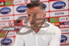 2. Bundesliga - Fußball - 1. FC Heidenheim - FC Ingolstadt 04 - Pressekonferenz nach dem Spiel, Cheftrainer Tomas Oral (FCI) entschuldigt sich bei Cheftrainer Frank Schmidt (HDH) für den Streit