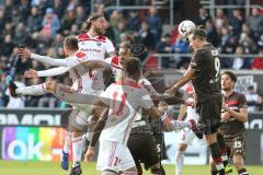 2. Bundesliga - FC St. Pauli - FC Ingolstadt 04 - Kopfballduelle, Robin Krauße (23, FCI) Björn Paulsen (4, FCI) Jonatan Kotzke (25 FCI) rechts Alex Meier (9 Pauli)