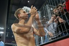 2. Bundesliga - Fußball - 1. FC Köln - FC Ingolstadt 04 - Spiel ist aus, knappe Niederlage, FCI bedankt sich bei den Fans, Tobias Schröck (21, FCI) verschenkt sein Trikot