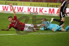 2. Bundesliga - SV Sandhausen - FC Ingolstadt 04 - Thorsten Röcher (29 FCI) beschwert sich am Boden mit Torwart Niklas Lomb (29 SV)