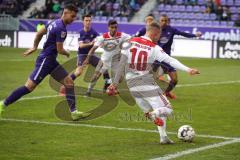 2. Bundesliga - FC Erzgebirge Aue - FC Ingolstadt 04 - Sonny Kittel (10, FCI) kämpft sich durch die Abwehr, Filip Kusic (Aue 36), Flanke zu Darío Lezcano (11, FCI)