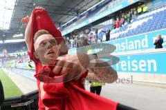 2. Bundesliga - MSV Duisburg - FC Ingolstadt 04 - Spiel ist aus, Jubel am Feld vor den Fans, Sonny Kittel (10, FCI) schenkt sein Trikot den Fans