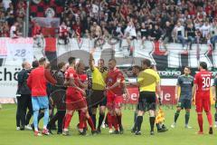 2. Bundesliga - Fußball - 1. FC Heidenheim - FC Ingolstadt 04 - Robert Glatzel (HDH 9) bekommt die rote Karte wegen Unsportlichkeit, Schubste Cenk Sahin (17, FCI) zu Boden, Streit auf dem Platz