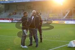 2. Bundesliga - SV Sandhausen - FC Ingolstadt 04 - Gespräch rechts Vorsitzender des Vorstandes Peter Jackwerth (FCI) mit Sportdirektor Otmar Schork (Sandhausen)