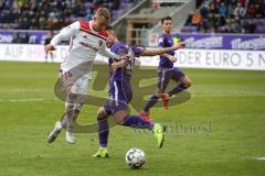 2. Bundesliga - FC Erzgebirge Aue - FC Ingolstadt 04 - Sonny Kittel (10, FCI) kämpft sich durch die Abwehr, Filip Kusic (Aue 36)