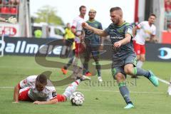 2. Bundesliga - Fußball - SV Jahn Regensburg - FC Ingolstadt 04 - rechts Robert Leipertz (13, FCI) verpasst Chance zum Ausgleich, am Boden Andreas Geipl (8 Jahn)