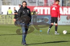 2. BL - Saison 2018/2019 - Holstein Kiel - FC Ingolstadt 04 - Alexander Nouri (Cheftrainer FCI) schaut beim warm machen zu - Foto: Meyer Jürgen