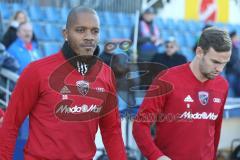 2. BL - Saison 2018/2019 - Holstein Kiel - FC Ingolstadt 04 - Charlison Benschop (#35 FCI) und Benedikt Gimber (#5 FCI) betreten den Rasen zum warm machen - Foto: Meyer Jürgen