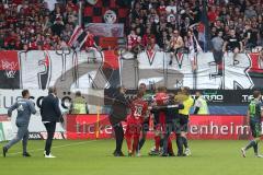 2. Bundesliga - Fußball - 1. FC Heidenheim - FC Ingolstadt 04 - Streit auf dem Platz, Phil Neumann (26, FCI) Arne Feick  (HDH 28) links Co-Trainer Michael Henke (FCI) und rechts Cheftrainer Tomas Oral (FCI) greifen ein. Ganz links kommt Sportdirektor Thom