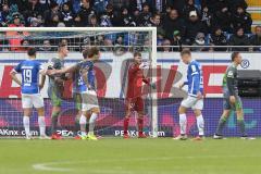 2. Bundesliga - SV Darmstadt 98 - FC Ingolstadt 04 - mitte Torwart Fabijan Buntic (24, FCI) platziert seine Mitspieler