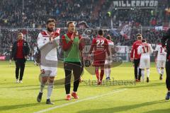 2. Bundesliga - FC St. Pauli - FC Ingolstadt 04 - Christian Träsch (28, FCI) Marcel Gaus (19, FCI) bedanken sich bei den mitgereisten Fans