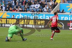 2. Bundesliga - MSV Duisburg - FC Ingolstadt 04 - Thomas Pledl (30, FCI) im Alleingang Tor Jubel gegen Torwart Felix Wiedwald (30 Duisburg)