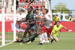 2. Bundesliga - Fußball - SV Jahn Regensburg - FC Ingolstadt 04 - Torchance verpasst Osayamen Osawe (14, FCI) und Darío Lezcano (11, FCI), Benedikt Saller (6 Jahn) Torwart Philipp Pentke (1 Jahn)