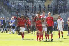 2. Bundesliga - Arminia Bielefeld - FC Ingolstadt 04 - Sieg Jubel 1:3, die Schanzer gratulieren sich auf dem Spielfeld, bedanken sich bei den mitgereisten Fans, Konstantin Kerschbaumer (7, FCI) Torwart Philipp Tschauner (41, FCI) Phil Neumann (26, FCI) To