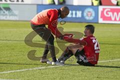 2. BL - Saison 2018/2019 - Holstein Kiel - FC Ingolstadt 04 - Charlison Benschop (#35 FCI) hilft Stefan Kutschke (#20 FCI) hoch - Foto: Meyer Jürgen