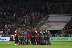 2. Bundesliga - Fußball - 1. FC Köln - FC Ingolstadt 04 - Spiel ist aus, knappe Niederlage 2:1 für Ingolstadt, enttäuschte Gesichter, Teambesprechung mit Cheftrainer Alexander Nouri (FCI)