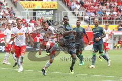 2. Bundesliga - Fußball - SV Jahn Regensburg - FC Ingolstadt 04 - Benedikt Saller (6 Jahn) Osayamen Osawe (14, FCI) Zweikampf