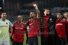 2. Bundesliga - SpVgg Greuther Fürth - FC Ingolstadt 04 - Sieg für FCI, 0:1, Freude Jubel, die Mannschaft lässt sich von den Fans feiern, hüpfen, Torwart Philipp Tschauner (41, FCI) Sonny Kittel (10, FCI) Mergim Mavraj (15, FCI) Torwart Fabijan Buntic (24