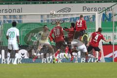 2. Bundesliga - SpVgg Greuther Fürth - FC Ingolstadt 04 - Torwart Philipp Tschauner (22, FCI) auf der Hut, Sonny Kittel (10, FCI) Almog Cohen (8, FCI) Tobias Schröck (21, FCI) klären von Daniel Keita-Ruel (10 Fürth)