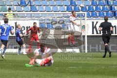 2. Bundesliga - Arminia Bielefeld - FC Ingolstadt 04 - Torwart Philipp Tschauner (41, FCI), Björn Paulsen (4, FCI) rettet mit dem Kopf, vorne verletzt Stefan Kutschke (20, FCI) bleibt sitzen und wird ausgewechselt