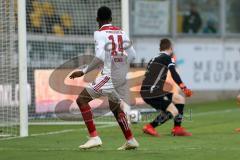 2. Bundesliga - SG Dynamo Dresden - FC Ingolstadt 04 - Osayamen Osawe (14, FCI) tunnelt Torwart Markus Schubert (1 Dresden), aber vorbei am Tor