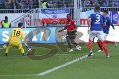 2. BL - Saison 2018/2019 - Holstein Kiel - FC Ingolstadt 04 Osayamen Osawe (#14 FCI) - Kenneth Kronholm Torwart (#18 Kiel) - - Foto: Meyer Jürgen