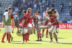 2. Bundesliga - Arminia Bielefeld - FC Ingolstadt 04 - Sieg Jubel 1:3, die Schanzer gratulieren sich auf dem Spielfeld, bedanken sich bei den mitgereisten Fans, rechts Darío Lezcano (11, FCI) und Paulo Otavio (6, FCI) scherzen miteinander, Björn Paulsen (