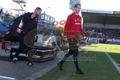 2. BL - Saison 2018/2019 - Holstein Kiel - FC Ingolstadt 04 - Marco Knaller Torwart (#16 FCI) und Carsten Nulle Torwarttrainer FCI betreten den Rasen zum warm machen -  Foto: Meyer Jürgen