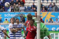 2. Bundesliga - MSV Duisburg - FC Ingolstadt 04 - Torwart Felix Wiedwald (30 Duisburg) boxt den Ball vor Darío Lezcano (11, FCI) Paulo Otavio (6, FCI) Stefan Kutschke (20, FCI) weg