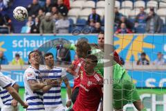 2. Bundesliga - MSV Duisburg - FC Ingolstadt 04 - Torwart Felix Wiedwald (30 Duisburg) boxt den Ball vor Darío Lezcano (11, FCI) Paulo Otavio (6, FCI) Stefan Kutschke (20, FCI) weg