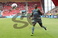 2. Bundesliga - Fußball - SV Jahn Regensburg - FC Ingolstadt 04 - Osayamen Osawe (14, FCI) kommt zu spät