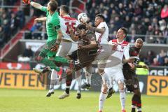 2. Bundesliga - FC St. Pauli - FC Ingolstadt 04 - Kopfball Ecke, Mergim Mavraj (15, FCI) Justin Hoogma (22 Pauli) und Torwart Robin Himmelmann (30 Pauli) boxt Ball weg, Stefan Kutschke (20, FCI) Christopher Avevor (6 Pauli)