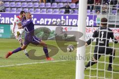 2. Bundesliga - FC Erzgebirge Aue - FC Ingolstadt 04 - Darío Lezcano (11, FCI) gegen Malcolm Cacutalua (Aue 21) und scheitert an Torwart Männel Martin (Aue 1)