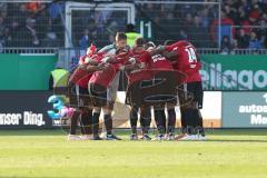 2. BL - Saison 2018/2019 - Holstein Kiel - FC Ingolstadt 04 Die Mannschaft bildet einen Kreis zur 2 Halbzeit - - Foto: Meyer Jürgen
