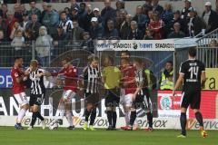 2. Bundesliga - SV Sandhausen - FC Ingolstadt 04 - Gerangel an der Seitenlinie, von links Robin Krauße (23, FCI) Tim Knipping (34 SV) Marcel Gaus (19, FCI)