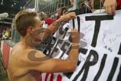 2. BL - Saison 2018/2019 - 1. FC Köln - FC Ingolstadt 04 - Tobias Schröck (#21 FCI) gibt dan Fans Autogramme - Foto: Meyer Jürgen