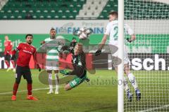 2. Bundesliga - SpVgg Greuther Fürth - FC Ingolstadt 04 - Torchance für Almog Cohen (8, FCI), Torwart Sascha Burchert (30 Fürth) verhindert