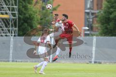 2. Bundesliga - Fußball - SV Wehen Wiesbaden - FC Ingolstadt 04 - Stefan Kutschke (20, FCI) gegen Sascha Mockenhaupt (4 SVW), vorne Sonny Kittel (10, FCI)